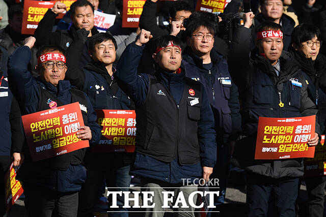 전국철도노동조합(철도노조)이 무기한 총파업에 돌입한 5일 오후 서울 용산구 서울역 앞에서 조합원들이 출정식에 참석해 구호를 외치고 있다. /서예원 기자