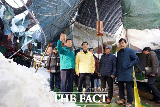 김동연 도지사가 지난달 28일 의왕시 도깨비시장을 방문해 폭설 피해상황을 점검하고 있다. /경기도