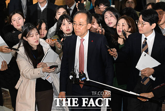 추경호 국민의힘 원내대표가 6일 오전 서울 여의도 국회에서 열린 국민의힘 긴급 의원총회에 참석하기 위해 이동하고 있다. /국회=박헌우 기자