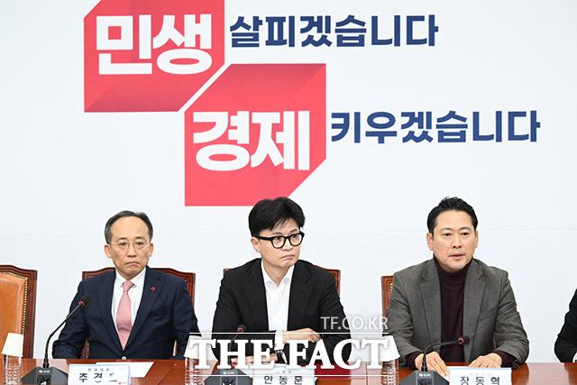 야당은 지난 3일 비상계엄 선포 당시 추경호 국민의힘 원내대표가 자당 의원들에게 국회가 아닌 당사로 모이게 해 계엄 해제를 막으려 했다는 의혹을 제기하고 있다. 사진은 추 원내대표, 한동훈 대표, 장동혁 최고위원. /박헌우 기자