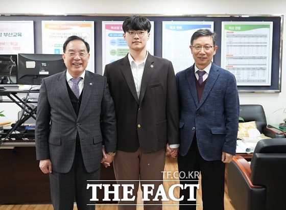 하윤수 부산광역시 교육감은 오후 1시 30분 부산전자공고를 방문, 장희수군(18)를 만나 격려하고 축하했다./부산교육청.