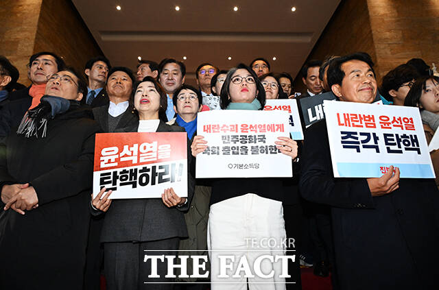 윤석열 대통령이 한동훈 국민의힘 대표와의 회동 후 국회에 방문하는 것으로 알려진 6일 오후 더불어민주당, 조국혁신당 등 야당 의원들이 서울 여의도 국회 의사당 본청 로텐도홀을 점거하고 윤 대통령의 국회 입장을 막고 있는 모습. /배정한 기자