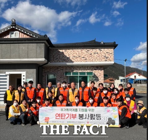 6일 충남개발공사 임직원과 대한적십자사 회원 등 30여 명이 참여해 취약계층 가구에 연탄기부 봉사활동을 진행한 후 기념촬영을 하고 있다. /충남개발공사