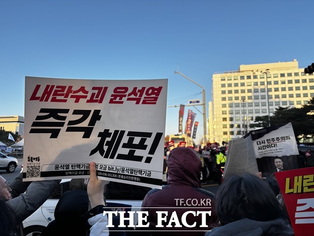 6일 오후 서울 여의도 국회 앞에서 시민들이 윤석열 대통령에 대한 탄핵을 요구하고 있다. /여의도=이하린 인턴기자