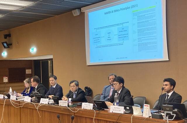 네이버가 전날 스위스의 UN 제네바 사무소에서 개최된 신기술에 대한 인권 기반의 접근: 컨셉에서 구체적 적용으로 행사에 참석해 안전한 인공지능(AI) 생태계 구축을 위한 노력을 소개했다고 6일 밝혔다. 사진은 네이버 정책/RM 아젠다 박우철 변호사(오른쪽에서 두번째)가 네이버 AI 안전 정책 사례를 발표하고 있는 모습 /네이버
