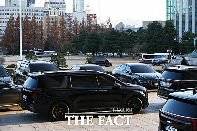 6일 오후 서울 여의도 국회에서 계엄군 헬기의 국회 착륙을 방해하기 위해 차량 장애물이 설치되고 있다.