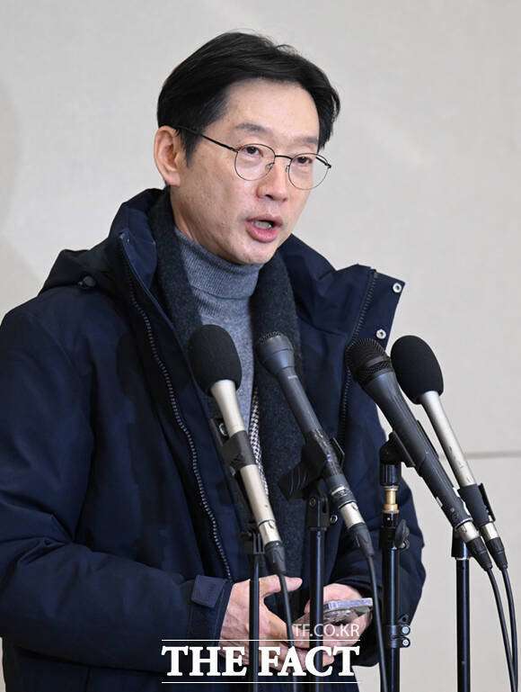 독일에서 유학하던 김경수 전 경남도지사가 5일 오후 인천국제공항으로 귀국해 입장을 밝히고 있다. /이새롬 기자