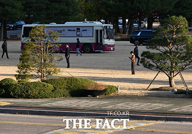 김민기 국회사무총장이 6일 오후 서울 여의도 국회에서 계엄군의 국회 경내 헬기 착륙을 방해하기 위해 차량으로 장애물을 설치하고 있다. /국회=배정한 기자