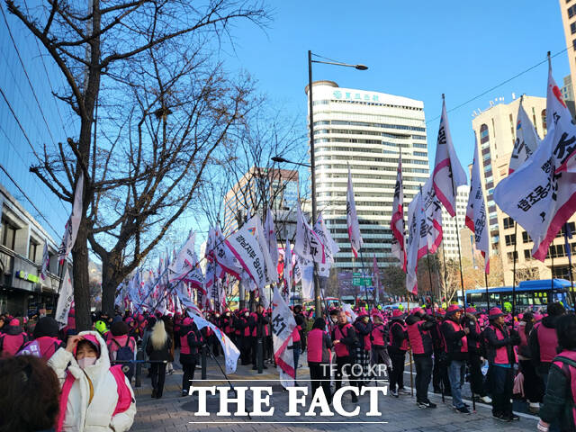 전국학교비정규직노동조합(학비노조)가 6일 오후 2시 총파업 대회를 열었다. /오승혁 기자