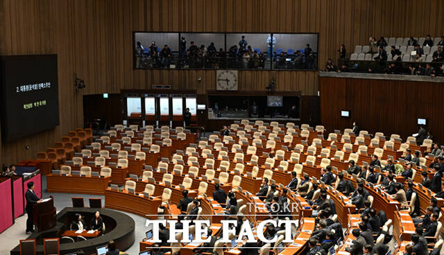 윤석열 대통령 타핵 표결을 앞둔 7일 서울 여의도 국회 본회의장에서 안철수 국민의힘 의원을 제외한 국민의힘 의원들이 모두 퇴장해 좌석이 비어 있다. /국회=이새롬 기자