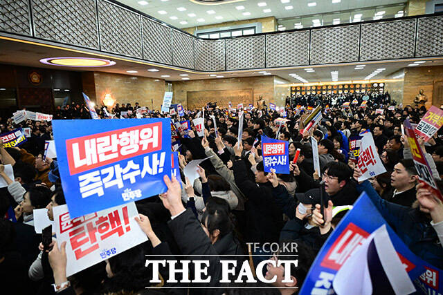 민주당 당직자들이 7일 오후 서울 여의도 국회 본회의장 앞에서 윤석열 대통령의 탄핵안 표결을 앞두고 여당을 규탄하는 구호를 외치고 있다. /국회=남윤호 기자