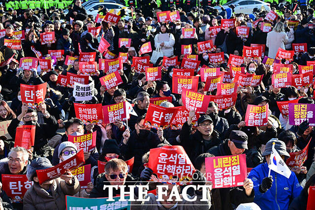 윤석열 대통령 퇴진 집회가 7일 오후 서울 여의도 국회 앞 대로에서 열리고 있다. /국회=남윤호 기자