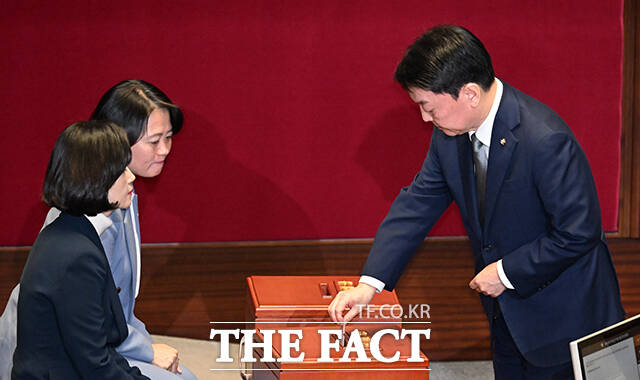 안철수 국민의힘 의원이 7일 오후 서울 여의도 국회에서 열린 본회의에 참석해 윤석열 대통령 탄핵소추안 투표를 하고 있다. /국회=박헌우 기자