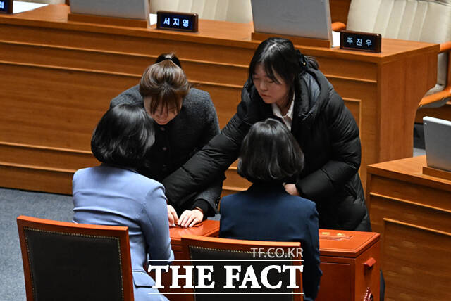 윤석열 대통령 타핵소추안 표결을 위한 본회의가 7일 서울 여의도 국회에서 열린 가운데, 김예지 국민의힘 의원이 투표를 하고 있다.