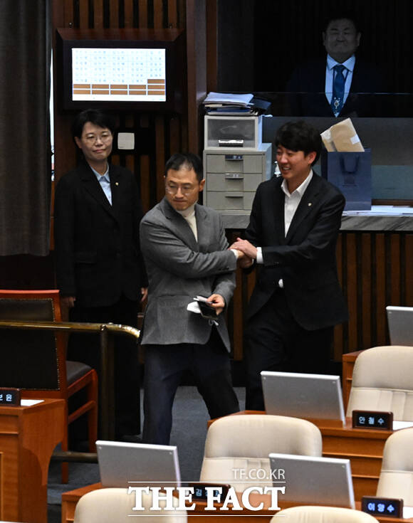 이날 안철수 의원을 제외한 국민의힘 의원들은 표결에 앞서 자리를 이탈했다.