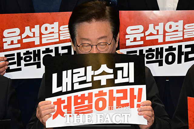 이재명 더불어민주당 대표가 7일 오후 서울 여의도 국회 로텐더홀에서 윤석열 대통령 탄핵소추안이 부결된 직후 열린 규탄대회에서 생각에 잠겨있다. /국회=남윤호 기자