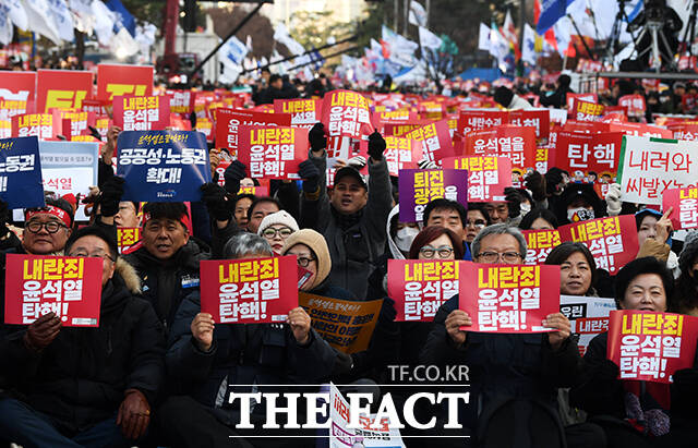 윤석열을 탄핵하라 구호 외치는 시민들.