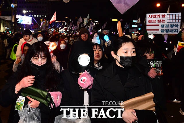 내란죄 윤석열 퇴진! 국민주권 실현! 사회대개혁! 범국민촛불대행진 집회가 7일 오후 서울 여의도 국회 앞에서 열린 가운데 참석자들이 행진하고 있다. /장윤석 기자