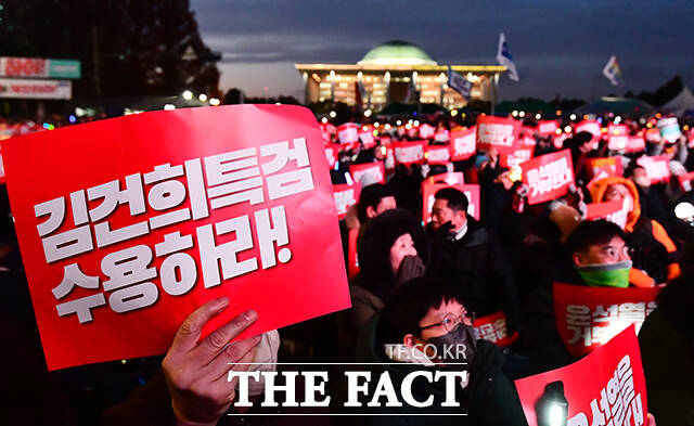 윤석열 대통령 탄핵소추안이 국민의힘의 집단 표결 불참으로 투표 자체가 불성립된 7일 저녁 서울 여의도 국회앞에서 열린 범국민 촛불 대행진에 참석한 시민들이 윤석열 대통령 퇴진을 촉구하며 구호를 외치고 있다. /장윤석 기자