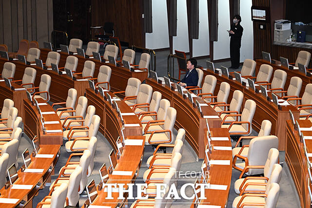 7일 오후 서울 여의도 국회에서 열린 본회의에서 국민의힘 의원들이 회의장을 나선 가운데 안철수 의원이 자리를 지키고 있다. /국회=박헌우 기자