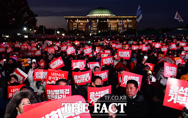 국민의힘 의원들이 7일 윤석열 대통령 탄핵소추안 표결을 거부하고 국회를 퇴장하면서 촛불을 든 시민들은 국회를 둘러싸고 투표를 촉구했다. 광화문 일대에 모인 윤 대통령 지지자들은 우리가 이겼다며 해산했다. 사진은 내란죄 윤석열 퇴진! 국민주권 실현! 사회대개혁! 범국민촛불대행진 집회가 열린 이날 오후 서울 여의도 국회 앞에서 열린 가운데 참석자들이 규탄 피켓을 들고 구호를 외치고 있는 모습. /장윤석 기자