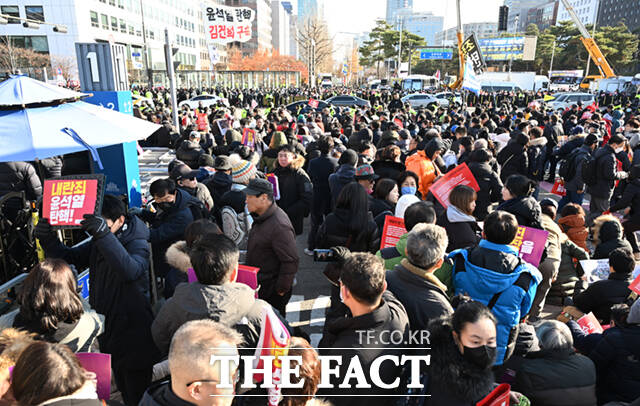 윤석열 대통령 탄핵소추안 표결을 앞둔 7일 서울 여의도 국회 앞에서 시민들이 운집해 윤 대통령의 탄핵을 외치고 있다. /이새롬 기자