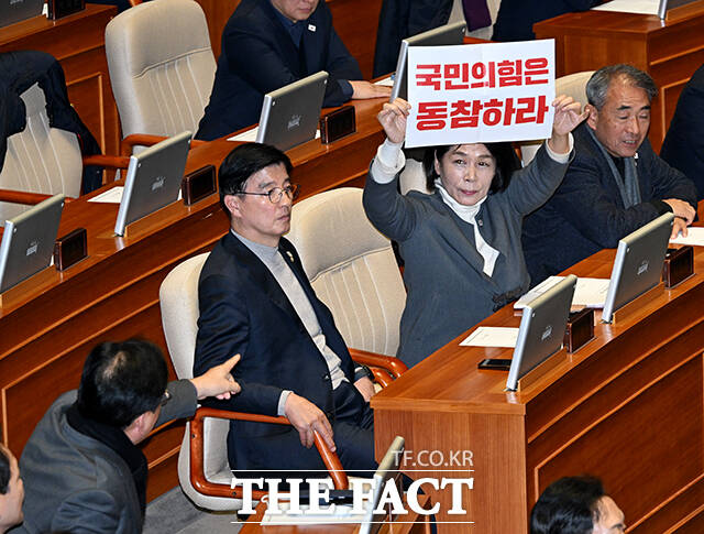 윤석열 대통령 탄핵안 표결 참여 요구하는 최민희 더불어민주당 의원.