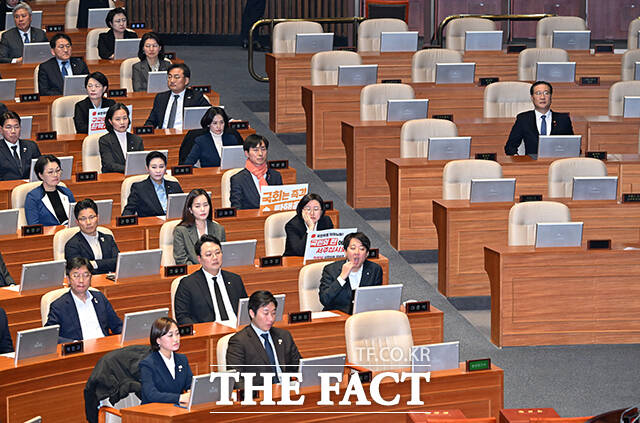 윤석열 대통령 탄핵안과 김건희 특검법 표결을 위한 본회의에 참석한 박성재 법무부 장관.