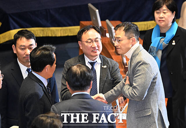 김상욱 국민의힘 의원이 7일 오후 서울 여의도 국회에서 열린 본회의에 참석해 윤석열 대통령 탄핵소추안 투표를 마치고 더불어민주당 의원들의 격려를 받고 있다. /국회=박헌우 기자