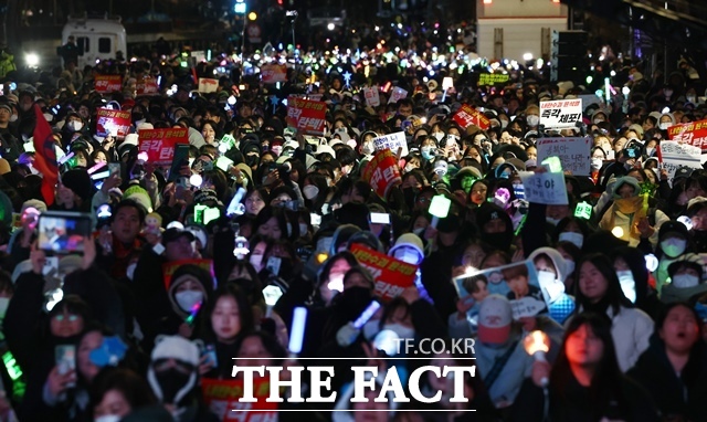 8일 서울 여의도 국회 앞에서 열린 윤석열 대통령 탄핵을 촉구하는 촛불문화제에서 참가자들이 손팻말을 들고 윤 대통령 탄핵을 촉구하고 있다. /뉴시스