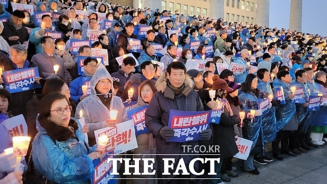 지난 7일 국회 앞에서 열린 윤석열 대통령 탄핵 촉구 집회에 참여한 전북도시군의회의장협의회 남관우 회장. /이경선 기자