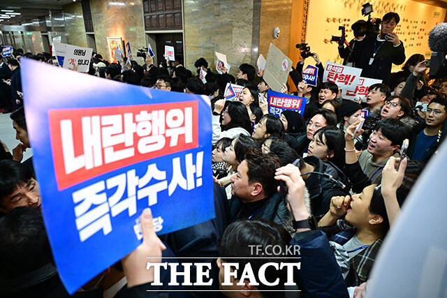 7일 오후 서울 여의도 국회 본회의장에서 김건희 여사 특검법 표결이 여당의 반대로 부결된 가운데 민주당 당직자들이 여당 의원들에게 항의하고 있다. /남윤호 기자