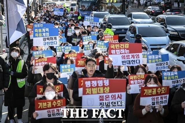 8일 서울 종로구 대학로에서 열린 서울대병원 전공의협의회 비상대책위원회 ‘젊은 의사 의료계엄 규탄 집회에서 사직 전공의를 비롯한 젊은 의사들이 피켓을 들고 있다. /뉴시스