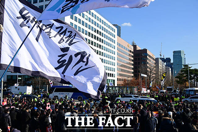 윤석열 대통령 퇴진 집회가 7일 오후 서울 여의도 국회 앞 대로에서 열리고 있다. /국회=남윤호 기자