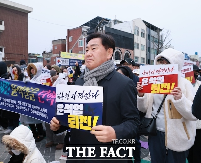 김관영 전북도지사가 지난 7일 열린 ‘불법 계엄·내란음모 윤석열 퇴진 시민 촛불 문화제’에서 시민들과 함께 윤석열 대통령 퇴진을 촉구하고 있다. /이경선 기자