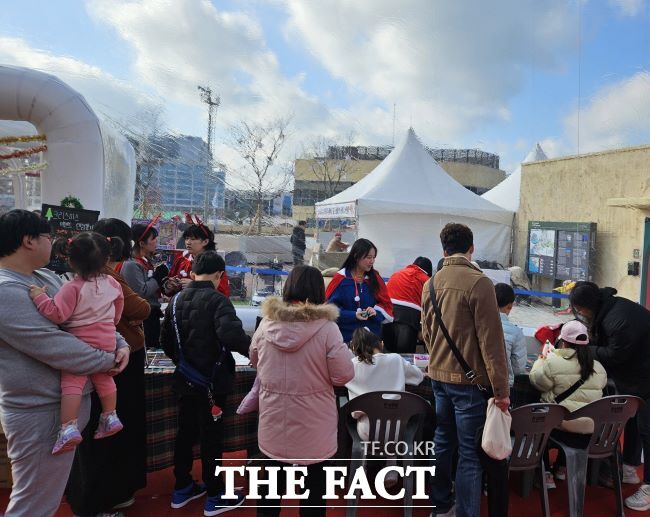 거북섬 산타 페스타 ‘크리스마스와 패션의 콜라보 체험 부스’ 운영 모습./시흥시