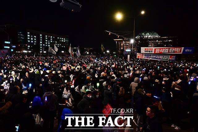 윤석열 대통령 탄핵소추안 표결이 진행 중이었던 지난 7일 오후 서울 여의도 국회 앞에 모인 시민들이 탄핵안 가결을 촉구하며 행진하고 있다. /장윤석 기자