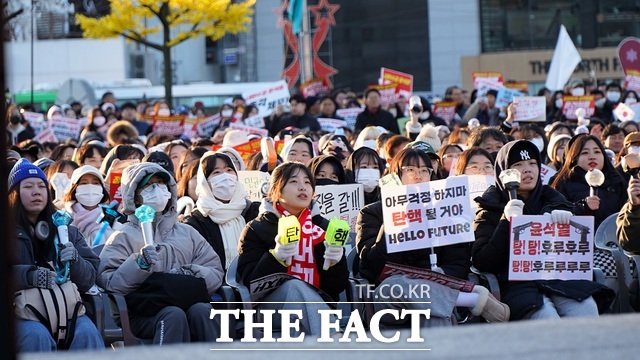 8일 오후 4시 5⋅18민주광장에 모인 1500여 시민들은 일제히 윤석열 탄핵을 외쳤다./ 광주 = 나윤상 기자