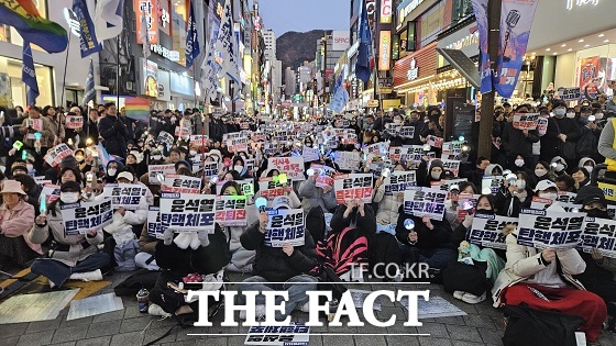 8일 오후 5시 부산 부산진구 서면에 있는 태화쥬디스 인근에서 윤석열 정권 퇴진 비상부산행동이 주최한 윤석열 즉각 퇴진 부산시민대회가 열렸다. /독자 제공