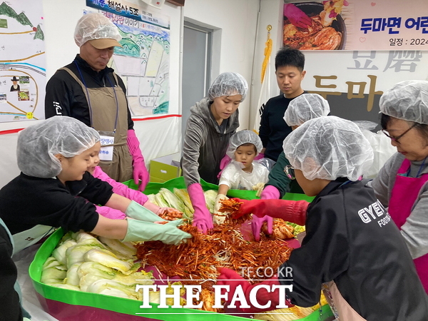 충남 계룡시 두마면 주민자치회가 6일과 7일 어린이 김장 체험행사를 개최했다./계룡시