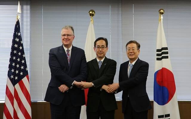 한미일은 9일 일본 도쿄에서 북핵 고위급 협의를 개최하고 북한에 대한 중국의 건설적 역할이 중요하다는 점에 공감했다. (왼쪽부터) 대니얼 크리튼브링크 미국 국무부 동아태 차관보, 나마즈 히로유크 일본 북핵대표, 조구래 외교부 외교전략정보본부장. /외교부 제공