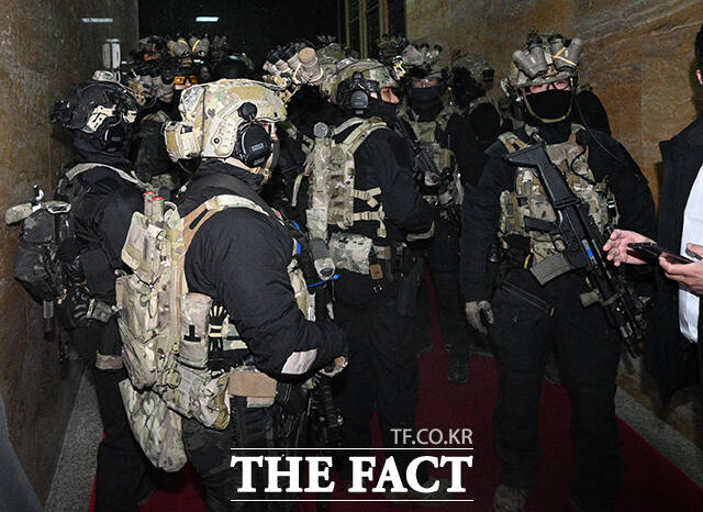 12·3 비상계엄 사태 때 특수전사사령부, 수도방위사령부, 방첩사령부 외에 정보사령부도 관여했다는 주장이 나왔다. 지난 3일 국회에 무장 계엄군이 진입하는 모습. /박헌우 기자