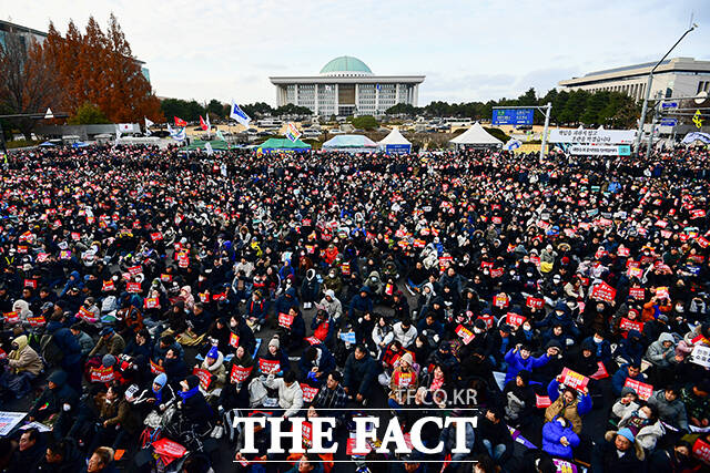 내란죄 윤석열 퇴진! 국민주권 실현! 사회대개혁! 범국민촛불대행진 집회가 지난 7일 오후 서울 여의도 국회 앞에서 열린 가운데 참석자들이 규탄 피켓을 들고 구호를 외치고 있다. /장윤석 기자