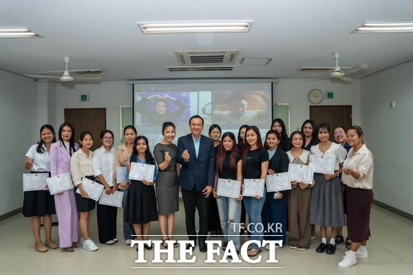 지난 6일 캄보디아 왕립 프놈펜 대학(RUPP, Royal University of Phnom Penh) 산하 캄-한 협력센터(CKCC, Cambodia-Korea Cooperation Center)에서 ‘K-뷰티 업스타일’ 교육과정 현지 수료식을 마친 후 기념촬영을 하고 있다. /건양사이버대