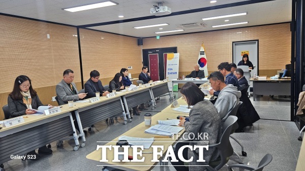 장수군애향교육진흥재단이 2024년도 제3차 임시이사회를 개최하고 장학생 399명 선발과 3억 7000만 원가량의 장학금 지급을 승인했다. /장수군