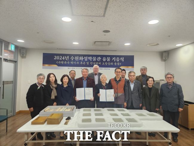 수원유수 지낸 박기수 후손과 반남박씨 오창공파 종중, 수원화성박물관에 소장 유물을 기증하고 기념촬영을 하고 있다./수원시