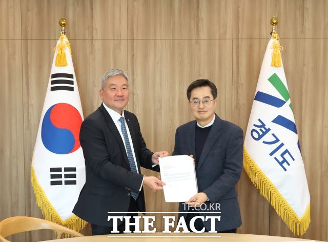 9일 오후 김동연 경기도지사가 집무실에서 이주옥 WEF 아.태 사무국장과 면담하고 WEF(세계경제포럼) 회장 서한문을 전달 받고있다./경기도