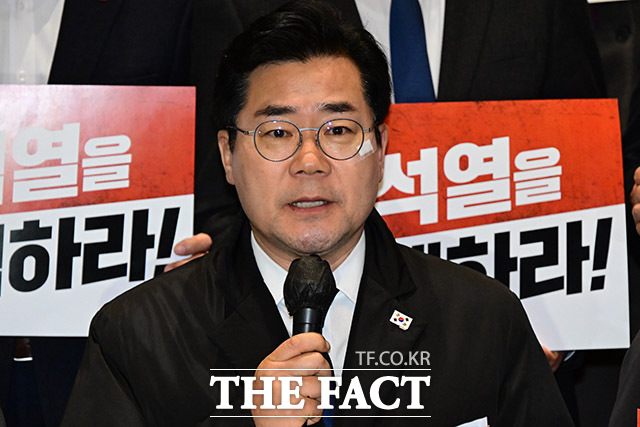 박찬대 더불어민주당 원내대표가 10일 지금 상황을 박근혜 국정농단 떄와 비교하는 건 완전 오판이라며 태블릿PC 따위와는 비교할 수 없는 큰 충격이라고 강조했다./국회=남윤호 기자