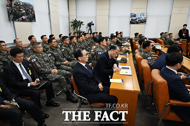 국방위 전체회의 참석한 군 관계자들.