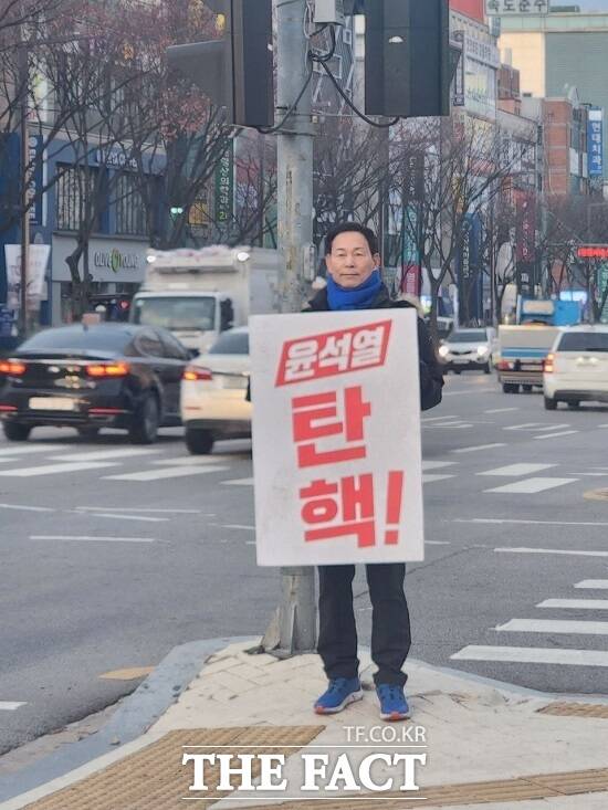 윤석열 탄핵 촉구 출근길 1인 시위에 나선 최정호 전북개발공사 사장. /이경선 기자